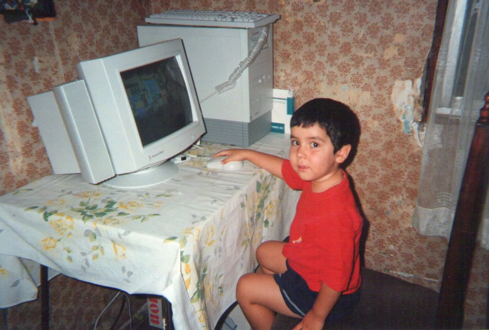 Fernando niño frente a su primer computador